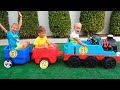 Vlad et niki jouent avec des petits trains et dautres histoires avec baby chris