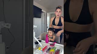 Peinando A Su Hija Y Preparándola Para La Fiesta.