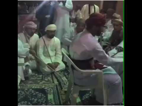 ضرب العريس بعد عقد القران من عادات وتقاليد عمان