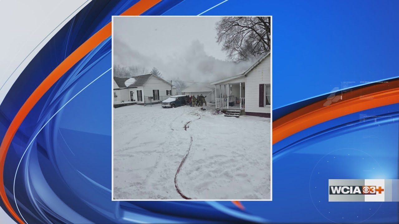 Firefighters battle early morning fire in Arthur, rescue 2 cats - YouTube