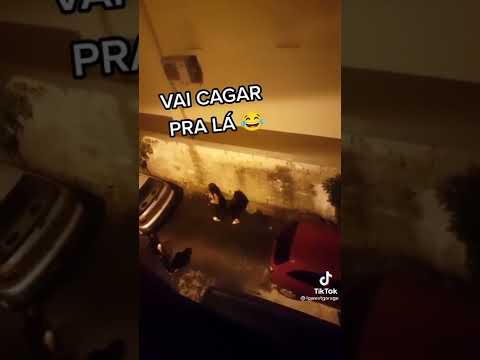 mulher se caga no meio na da rua .