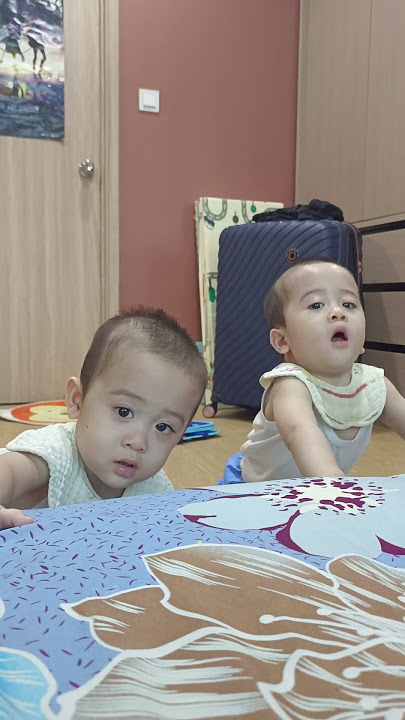 Kembar habis belajar kompak mau naik kasur bawa boneka doraemon!