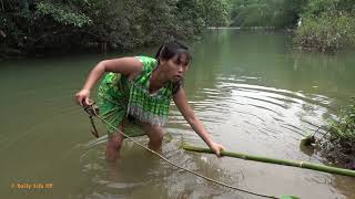 Smart Girl Skills Fishing Catch Big Carp - Primitive Life Fishing Catch Fish For Survival