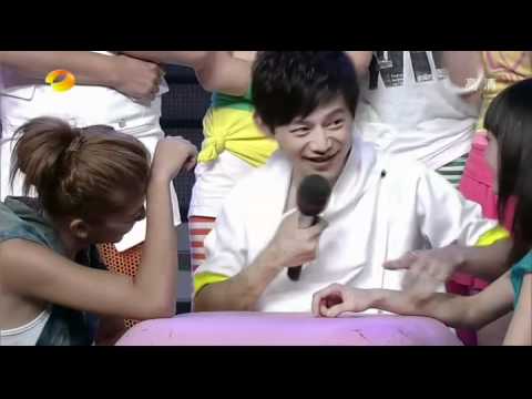 Xiao Shuang arm wrestling with Lina and Zhang Han