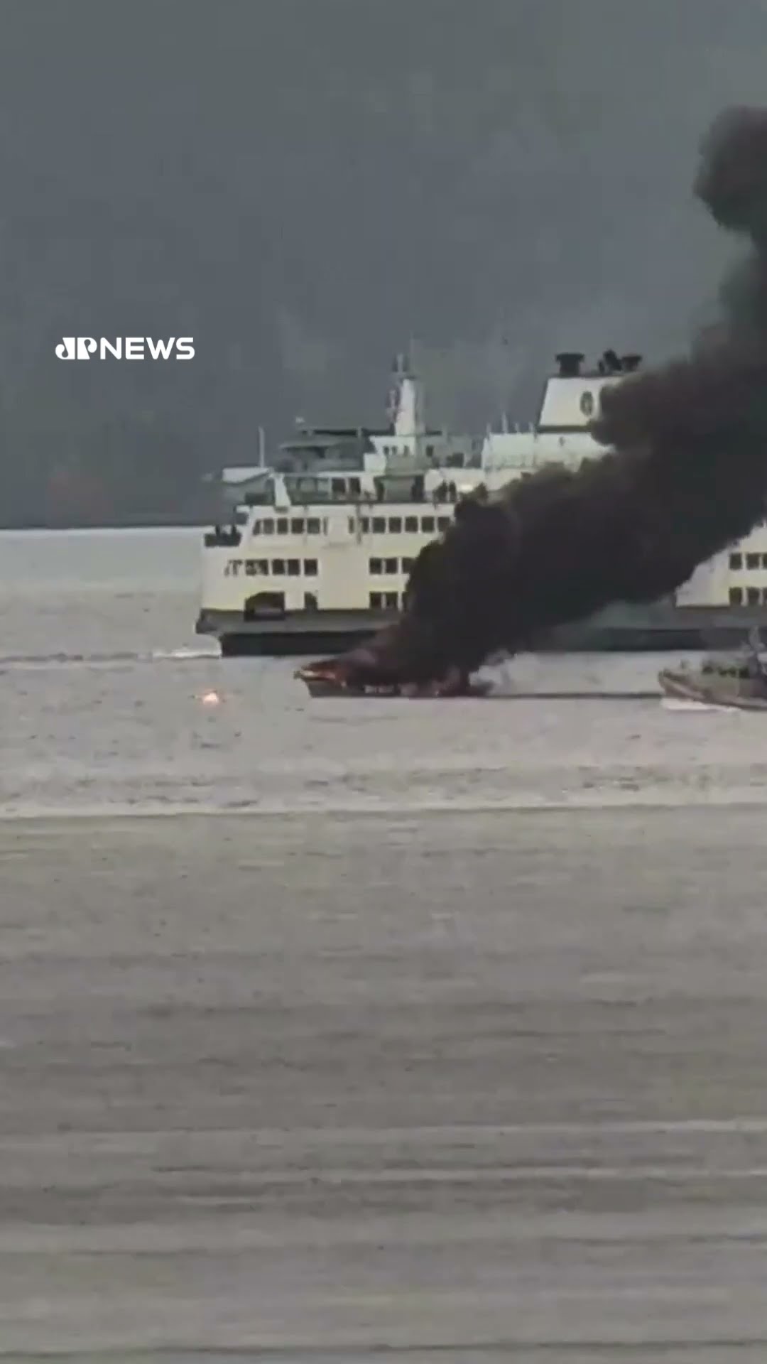 Incêndio em barco de recreação em Seattle mobiliza resgate e deixa um ferido #shorts