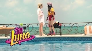 Video thumbnail of "Soy Luna - Capítulo 1 - Ámbar tira a la piscina a Luna"