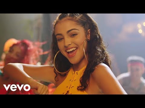 Screen shot of Malu Trevejo Luna Llena music video