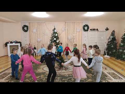 Новорічний хоровод Зібрались всі малята у коло круг ялинки