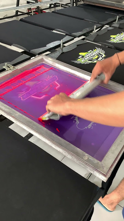 Intip Proses Produksi Sablon di Konveksi Kaos Distro Terbesar Yuk! Cara Sablon Kaos Yang Benar #TMTN
