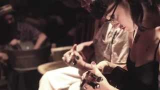 Video thumbnail of "La Familia de Ukeleles - "Lovely hula hands" en el living (25/10/14 - Café Vinilo) Filmó: Emi Romero"