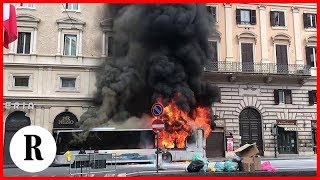 Roma, bus Atac in fiamme in via del Tritone: lo scoppio e la fuga screenshot 2