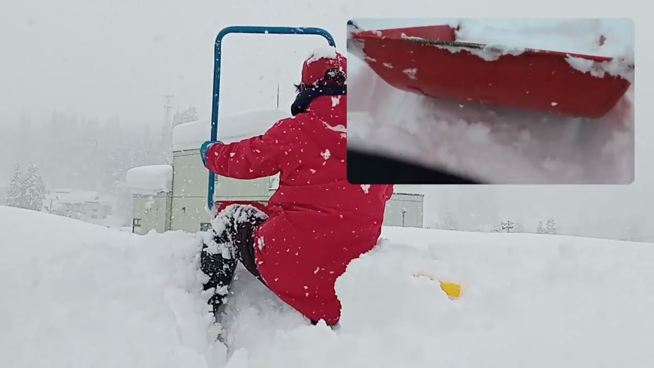2週間降り続いた雪との格闘 - YouTube