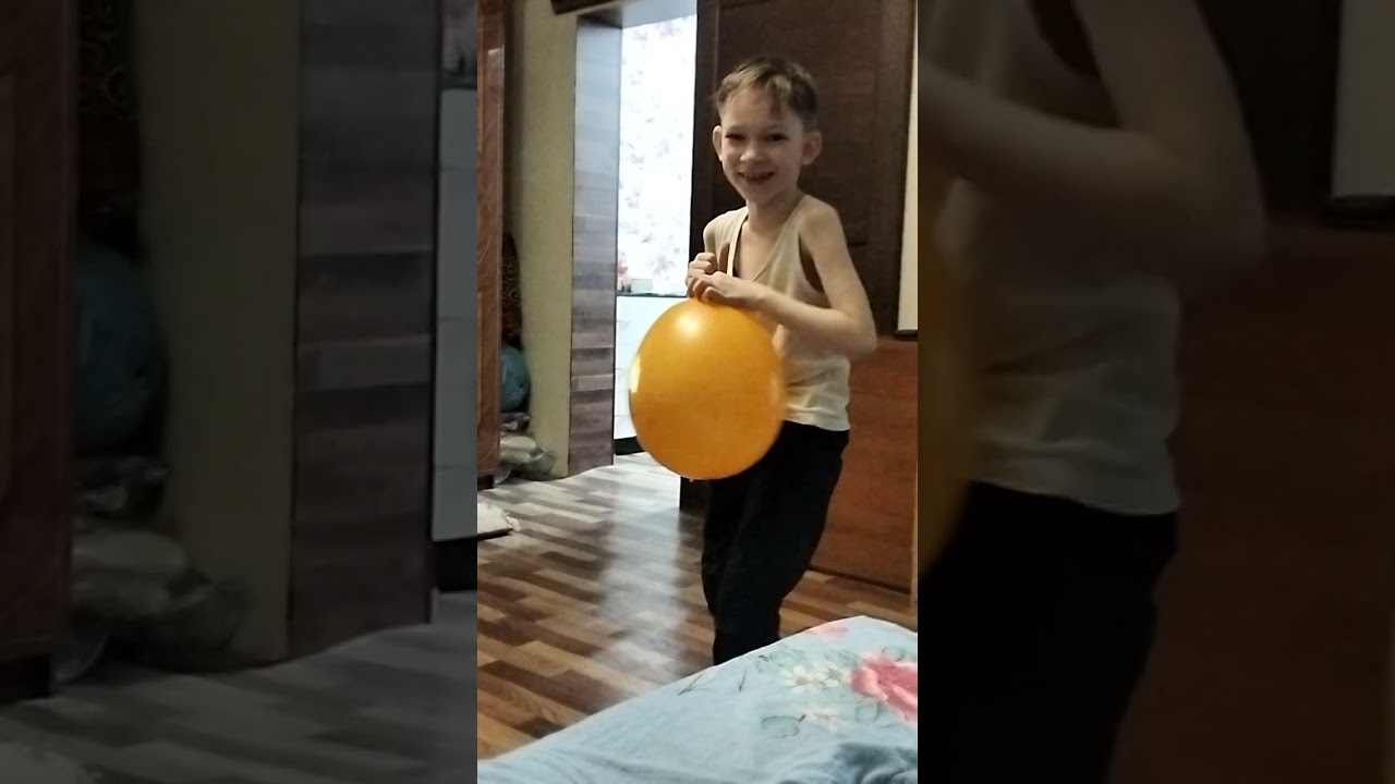 Мой сын надул шарик.
