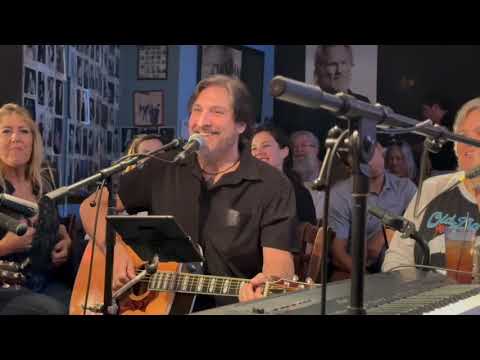 Troy Castellano - Make Me Sing, Live at the Bluebird Cafe, Nashville Tennessee auf YouTube ansehen Troy Castellano - Make Me Sing, Live at the Bluebird Cafe, Nashville Tennessee auf YouTube ansehen