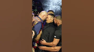 TYSON FURY AND USYK FACE OFF WITH THEIR FOREHEADS #riyadhseason #boxing