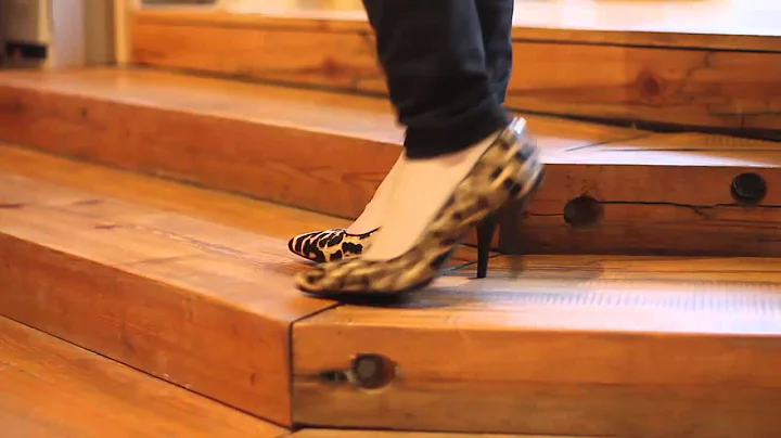 Michael Kors - MK Flex Mid Pump in Natural