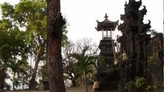 Download Lagu Bali Hinduismus Priester Abendmesse - Mantra OM (A-U-M) mit Klingel MP3