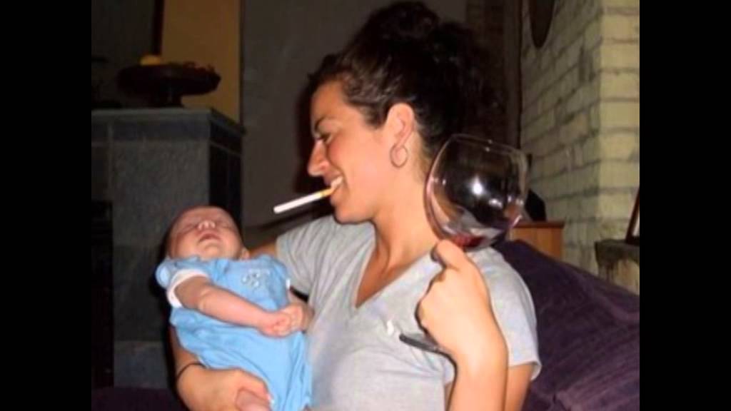 Мама пьет дочку. Ребенок и мать пьет. Пьющая мать и ребенок. Мама пьет перед. Бухая мама с маленьким ребёнком.