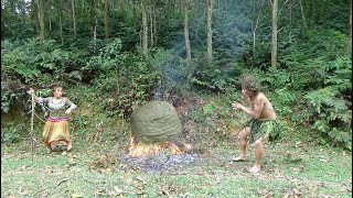 Survival Skills - Clay Ducks - First Time An Aboriginal Guy Combining With Ethnic Girl Cooking