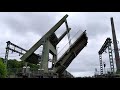 Jak otwiera się kolejowy most zwodzony w Holandii