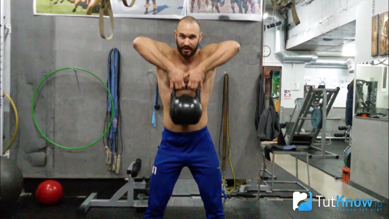 Техника жима гири 16 кг. Упражнения для плеч с гирями. Гири для плечей. Упражнения с гирями для рук. Упражнения на грудь с гирей 16 кг.