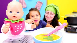 Sevcan Baby Born Gül için balkabağı çorbası yapıyor! Yemek yapma oyunu!