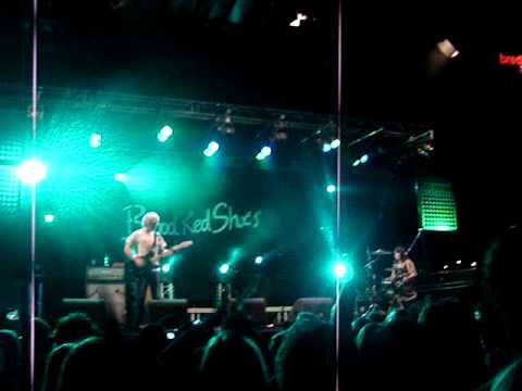 Blood Red Shoes - Surf Song (live at Breda Barst 2...