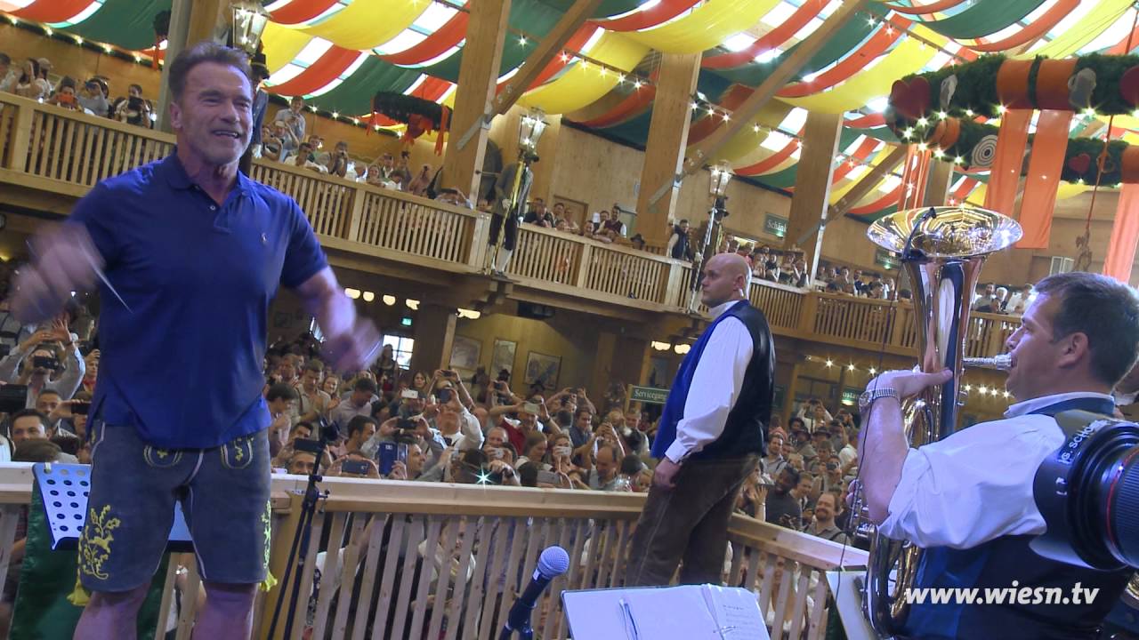 Arnold Schwarzenegger - Dirigiert auf dem Oktoberfest 2016