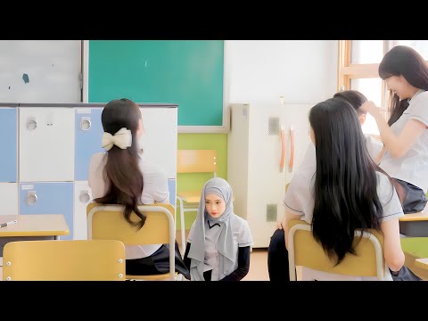 طالبة كورية مسلمة بتتعرض للتنمر عشان محجبة لكنها بتدافع عن نفسها وعن ديانتها وبتعلمهم الادب