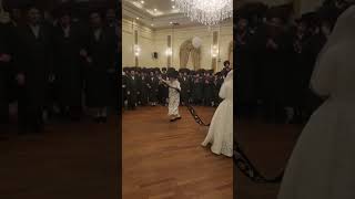 Vignette de la vidéo "Unbelievable Wedding Moments: When the Party Jumps to "Rebbish" Vibes #jewish #shorts #viral"