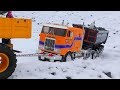 RC TIPPER AND TRAILER RESCUE! HEAVY SNOW AT THE CONSTRUCTION SITE! COOL RC VEHICLES IN ACTION