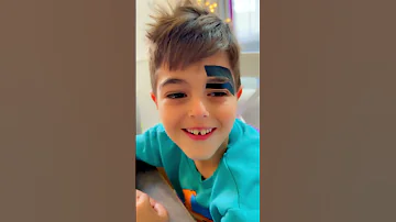 خليت خلودة يرسم حواجبو متل البنات 