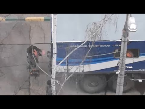 Рабочий «Водоканала» жарит шашлык во дворе | NN.RU