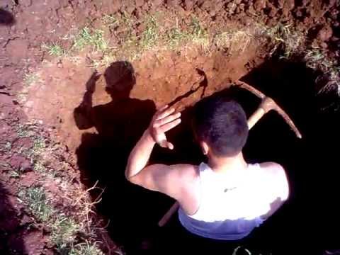 فقط في سورية المواطن السوري يحفر قبره بيده قبل أن يموت