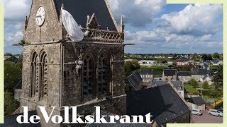 Waarom er een pop aan de kerktoren van Sainte-Mère-Église hangt - de Volkskrant
