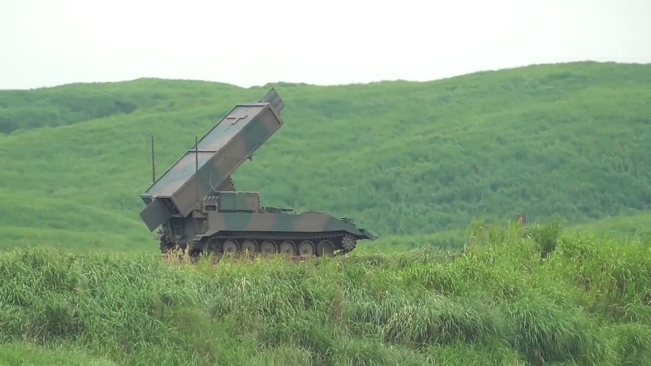 ９２式地雷原処理車のロケット発射に衝撃波がひろがる Youtube