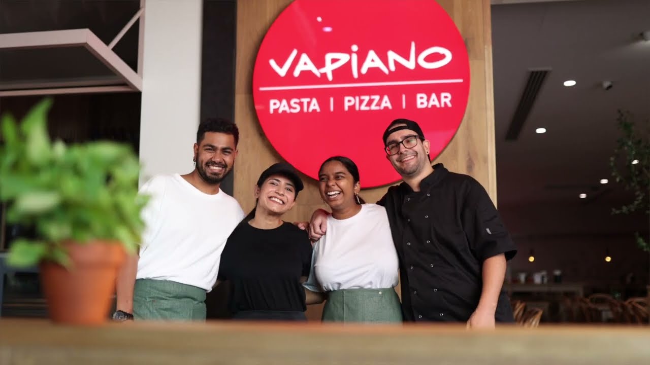 geekvape aegis solo 3 istruzioni MOSCOW - AUGUST 2014: Interior of the international chain Italian  restaurant home cuisine "Vapiano Stock Photo
