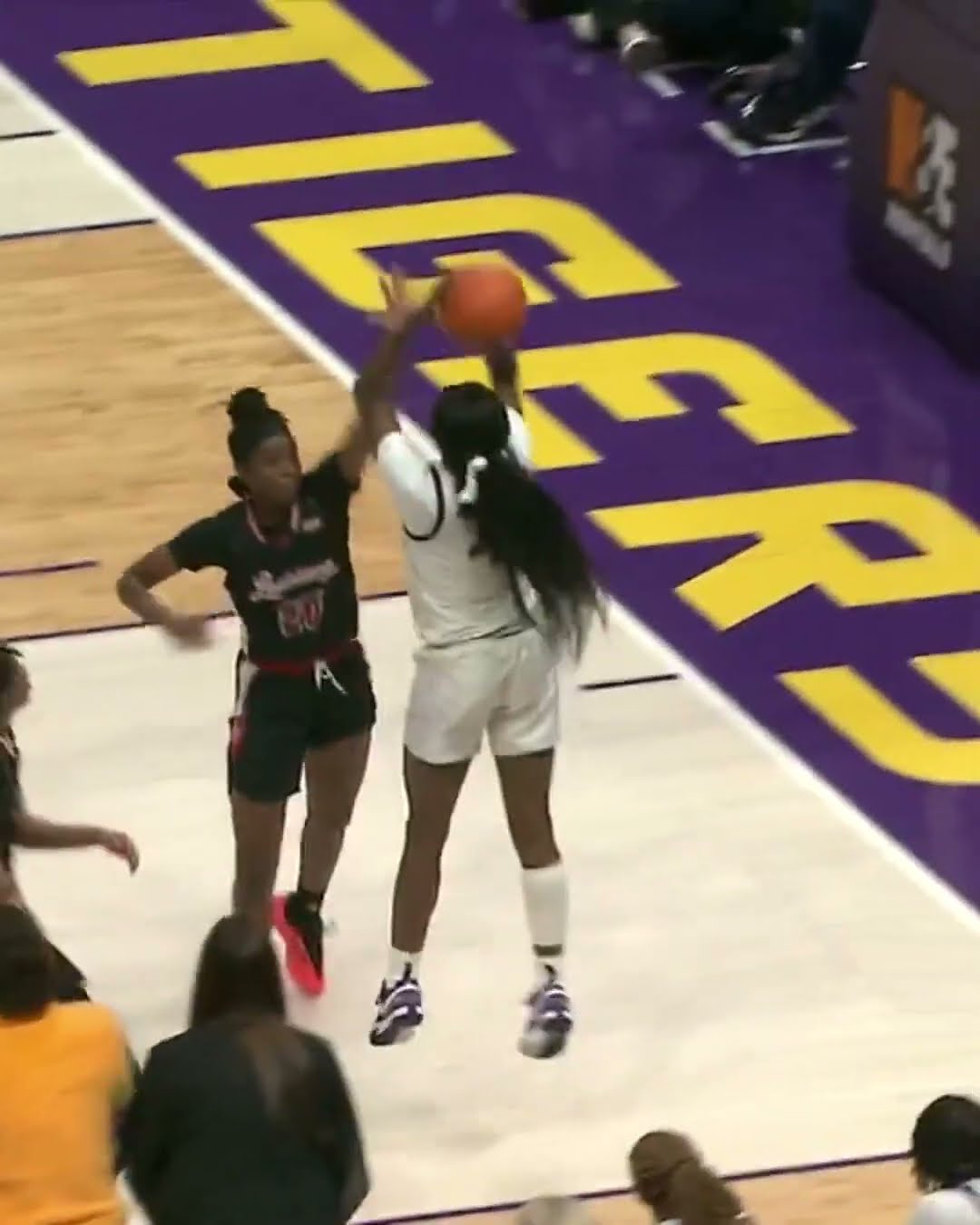 Flau'jae to beat the 3rd-quarter buzzer ?