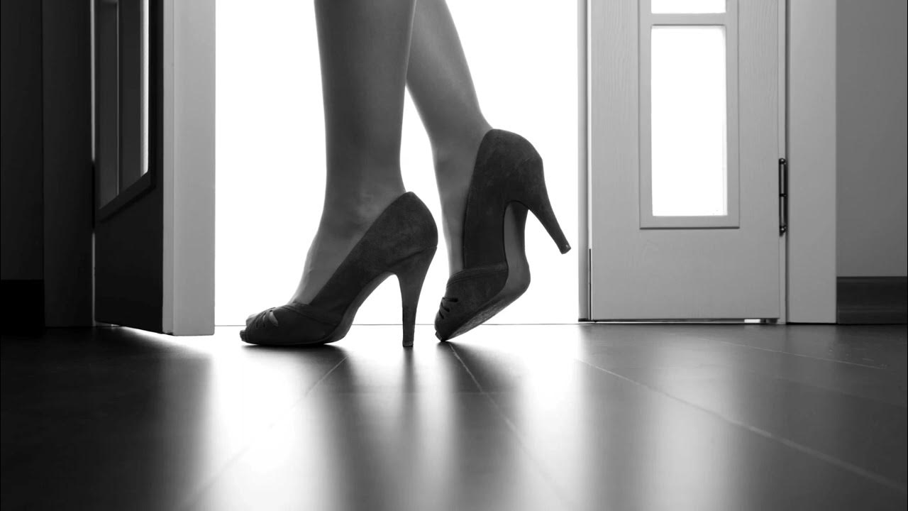 Ноги прохожих. Стучали каблучки по мостовой. Ведьма на каблуках. Девушка в белых туфлях на каблуке. Красивые ноги в туфлях.