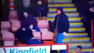 Bir Taraftarın Futbolcuyla Top Oynamaya Kalkması Komik Anlar Yaşatmış