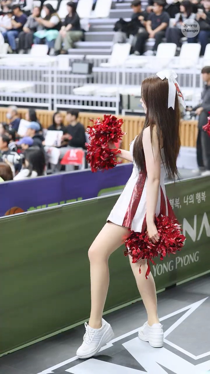 Cheerleader Yang Hyo-ju naturally dancing from the flute dance to the 3-point shot song