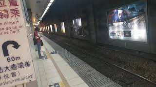 4022次經由宜蘭線開往蘇澳新的EMU735+EMU736超優質阿福號區間快車,和一列開往南港的卡赫娜拉彩繪700T型高鐵列車