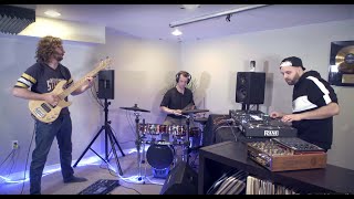 Vekked &amp; The Real Musicians - Turntablist vs. Funk Band