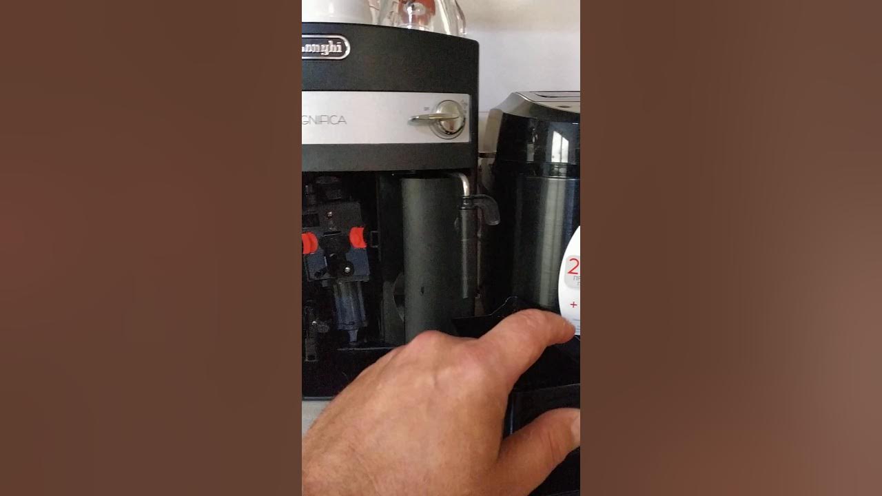Как достать заварочный узел из delonghi magnifica