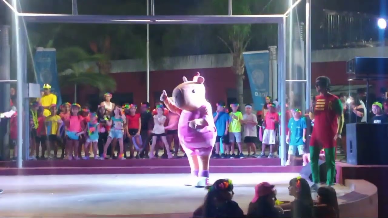 El capibara bailando en el parque oeste de fin de la colonia