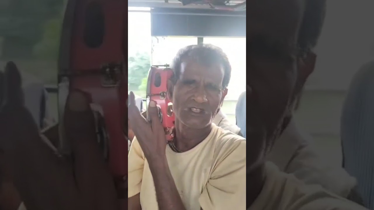 এক অন্ধ বাবা বাসে বাসে গান কোরে জীবিকা নির্বাহ করে 