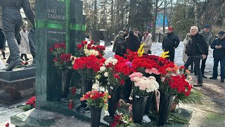 В дату памяти на могиле Олега Табакова 🙏 друзья  и коллеги 🙏 12.03.2024 поставили лампадку 🙏