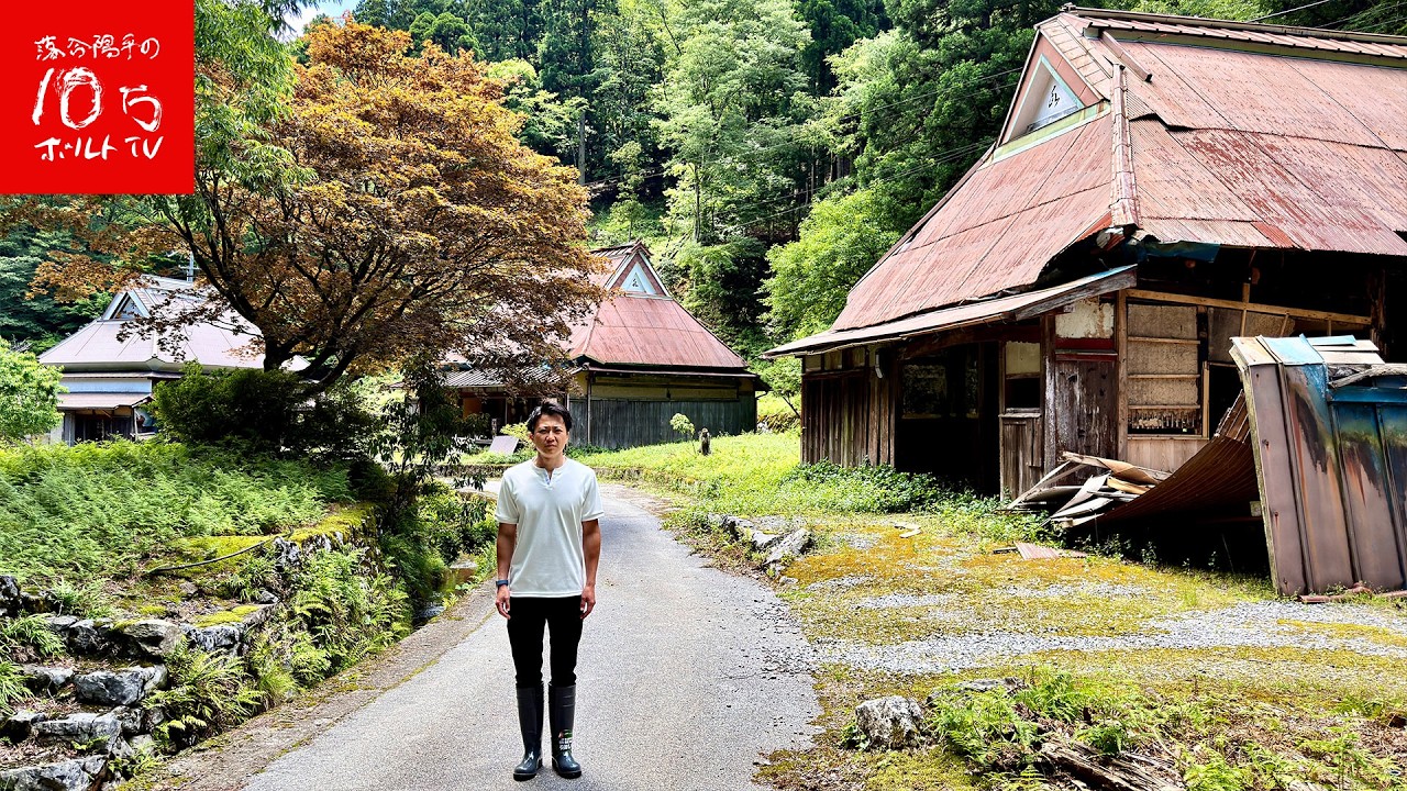 回文平家物語 : 落ち延びろ滅びの地を Shiga] Abandoned houses covered in mysterious symbols everywhere