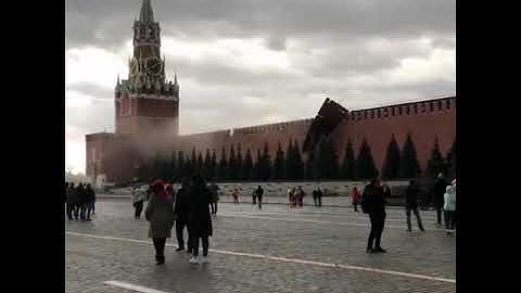 Бушующий в Москве ураганный ветер повредил один из мерлонов (зубцов) на стенах Кремля