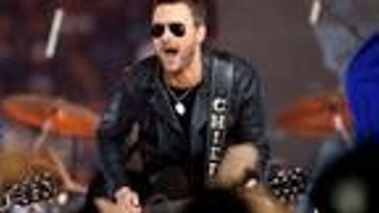 Country star Eric Church breaks down in tribute to Vegas shooting victims